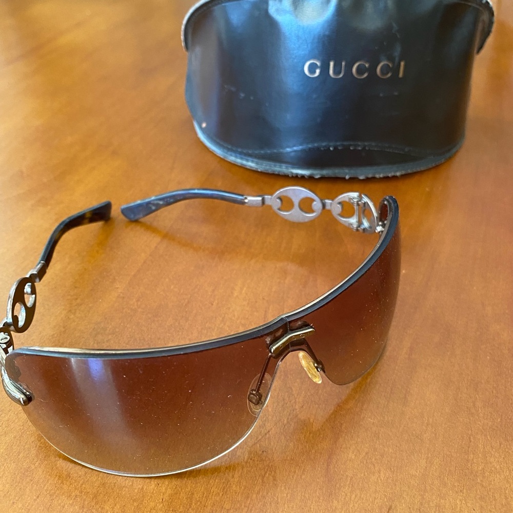 Gucci sunglasses, brown lens..good condition, no scratches…